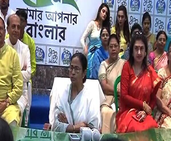 Lok Sabha Election 2019 - Mamata calls emergency meeting of TMC at her residence on Saturday আগামীকাল তৃণমূলের জরুরি বৈঠক ডাকলেন মুখ্যমন্ত্রী, লোকসভা ভোটের ফলাফল নিয়ে পর্যালোচনা হবে বৈঠকে