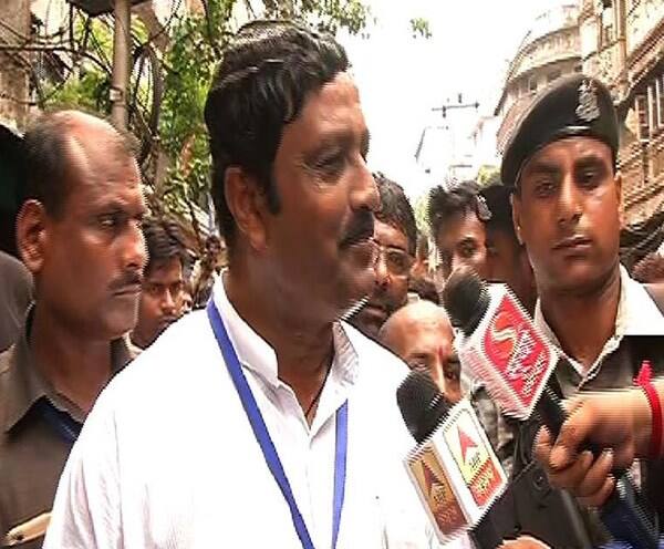 কলকাতা উত্তর লোকসভা কেন্দ্রের অন্তর্গত রবীন্দ্র সরণির বাঁশতলা মোড়ে বুথের কাছেই বোমাবাজি, মানুষ আতঙ্কিত নয়, বলছেন বিজেপি প্রার্থী রাহুল সিনহা Lok Sabha Election 2019 - Bombing at Rabindra Sarani, people are not afraid, says Rahul Sinha কলকাতা উত্তর লোকসভা কেন্দ্রের অন্তর্গত রবীন্দ্র সরণির বাঁশতলা মোড়ে বুথের কাছেই বোমাবাজি, মানুষ আতঙ্কিত নয়, বলছেন বিজেপি প্রার্থী রাহুল সিনহা