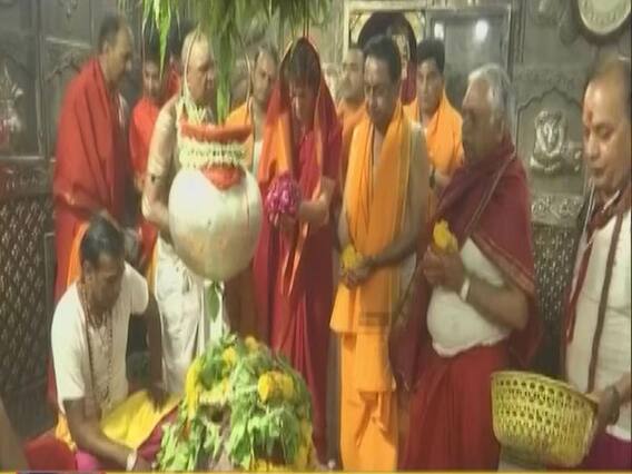 Priyanka seeks blessings at Ujjain's Mahakaleshwar temple