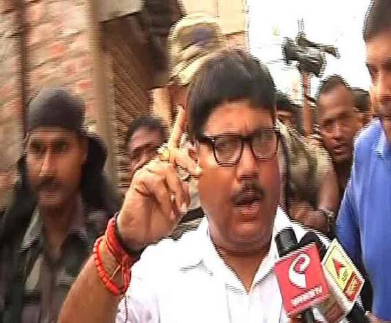 ভোট দিলেন ব্যারাকপুরের বিজেপি প্রার্থী অর্জুন সিংহ, অভিযোগ করলেন, নোয়াপাড়ায় বুথ এজেন্টদের বসতে দেওয়া হচ্ছে না, সেখানেই যাচ্ছেন তিনি