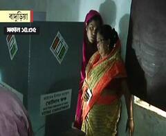 বাদুড়িয়ার সায়েস্তা নগরের বুথে জমায়েত, ছাপ্পা ভোট সহ একাধিক অনিয়মের ছবি