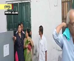 বেলুড়ে বুথের মধ্যে বিজেপি সমর্থকের সঙ্গে প্রাক্তন তৃণমূল কাউন্সিলর পল্টু বণিকের বচসা, হাতাহাতি