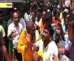দমদম লোকসভা কেন্দ্রের বিজেপি প্রার্থীর মিছিলে নেতাদের মালা পরানোকে কেন্দ্র করে বিজেপির গোষ্ঠীসংঘর্ষ