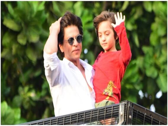 शाहरुख खान ने ईद पर बेटे अबराम के साथ 'मन्नत' के बाहर खड़े हजारों फैंस को दी मुबारकबाद 