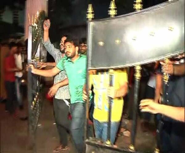 মুখ্যমন্ত্রীর সঙ্গে বৈঠকের পর কাটল জট, ৭ দিন পর জুনিয়র ডাক্তারদের কর্মবিরতি প্রত্যাহার, খবর ফটাফট Junior doctors return to work মুখ্যমন্ত্রীর সঙ্গে বৈঠকের পর কাটল জট, ৭ দিন পর জুনিয়র ডাক্তারদের কর্মবিরতি প্রত্যাহার, খবর ফটাফট