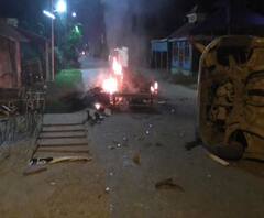 নদিয়ার কল্যাণীতে তৃণমূল-বিজেপি সংঘর্ষ, তৃণমূল কার্যালয় ভাঙচুর, গাড়ি, বাইকে আগুন