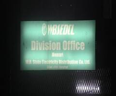 পূর্ব বর্ধমানের মেমারি শহর সহ বিস্তীর্ণ এলাকা বিদ্যুৎহীন, প্রতিবাদে মেমারিতে পাওয়ার হাউস ঘেরাও