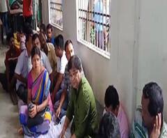 কোচবিহারের সাহেবগঞ্জে পুলিশি নিষ্ক্রিয়তার অভিযোগে ধর্নায় দিনহাটার তৃণমূল বিধায়ক