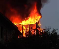 বহুতলে আগুন-আতঙ্ক ফিরল কলকাতায়, লেনিন সরণির বহুতলের ৫ তলার ছাদে বিকেল ৫টা নাগাদ লাগে আগুন