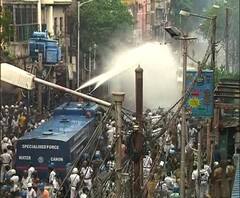 বিজেপির লালবাজার অভিযানে ধুন্ধুমার, ব্যারিকেড ভেঙে এগনোর চেষ্টা, জলকামান ও কাঁদানে গ্যাস পুলিশের, মিছিল থেকে ইটবৃষ্টি, পাল্টা লাঠিচার্জ, অসুস্থ রাজু, অবস্থানে নেতা-কর্মীরা