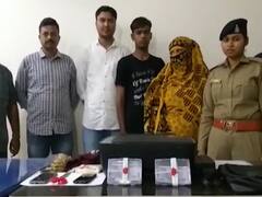 વડોદરાઃ પ્રિન્ટીંગ મશીનમાં રૂપિયા 100ની નકલી નોટો છાપતા માતા-પુત્રની ધરપકડ, જુઓ વીડિયો