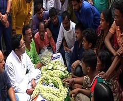 হুগলির খানাকুলে তৃণমূলের পঞ্চায়েত সমিতির সদস্য খুনে আটক ৪, নিহত নেতার পরিবারের সঙ্গে দেখা করতে গেলেন অভিষেক বন্দ্যোপাধ্যায়