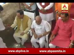 નીતિન પટેલ માટે બેસવાની વ્યવસ્થા ના હોવાથી ક્યા બે નેતાની વચ્ચે પ્લાસ્ટિકની ખુરશી પર બેસાડ્યા? જુઓ વીડિયો