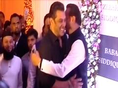 मनोरंजन फटाफट: बाबा सिद्दीकी की इफ्तार पार्टी में शाहरुख, सलमान समेत पहुंचे तमाम सितारे