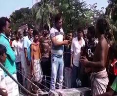 লরির ধাক্কায় বিদ্যুতের খুঁটি ভেঙে বাসন্তীতে অবরুদ্ধ রাস্তা, পুলিশকে ঘিরে বিক্ষোভ স্থানীয়দের