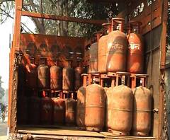 মেট্রো শহরগুলিতে বাড়ল রান্নার গ্যাসের দাম, ভর্তুকিযুক্ত এলপিজি-র দাম বেড়েছে সিলিন্ডার পিছু ১ টাকা ২৩ পয়সা, ভর্তুকিহীন গ্যাসের দাম বেড়েছে সিলিন্ডার পিছু ২৫ টাকা