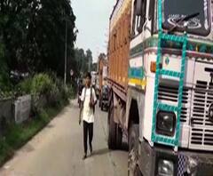 লো ভোল্টেজের প্রতিবাদে স্থানীয়দের পথ অবরোধ