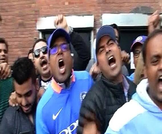 দেখুন, ভারত-পাক মেগা-ডুয়েলের আগে ম্যাঞ্চেস্টারে উত্তেজনায় ফুটছেন ভারতীয় সমর্থকেরা, গলা ফাটাচ্ছেন পাক সমর্খকরাও 