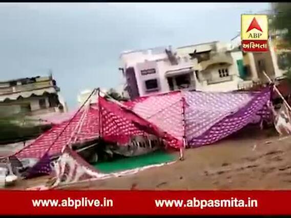 ગાંધીનગરમાં ભારે પવન સાથે વરસાદ પડતા પંડાલ ધરાશાયી, જુઓ વીડિયો