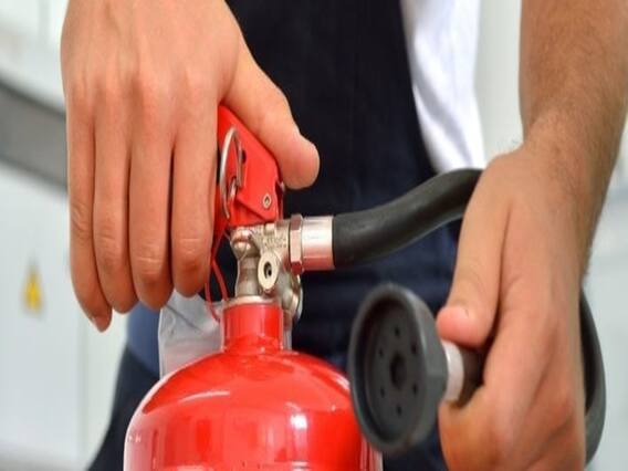 ગાંધીનગરમાં સરકારી શાળા જર્જરિત, જીવના જોખમે વિદ્યાર્થીઓ કરે છે અભ્યાસ