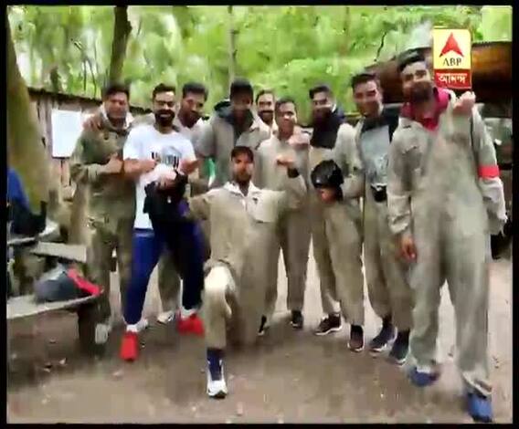 দেখুন, চাপ কাটাতে নতুন খেলা 'পেইন্ট বল' খেলছে বিরাট ব্রিগেড