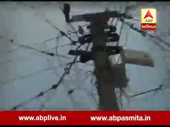 વરસાદી માહોલમાં મહેસાણાના રસ્તાંઓ પર લટકી રહ્યાં છે વીજળીના ખુલ્લા વાયરો, જુઓ વીડિયો