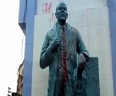 কাটোয়ায় লেনিনের মূর্তিতে লাল রঙ, ভাঙার চেষ্টা, সিপিএমের পক্ষ থেকে থানায় অভিযোগ দায়ের