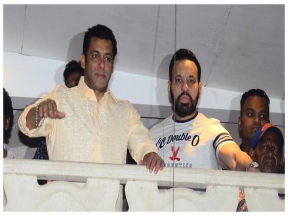 Eid के मौके पर घर से बाहर निकले Salman Khan, घर के बाहर खड़े फैंस को दी मुबारकबाद