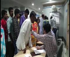 আউটডোর বন্ধ, হয়রানি রুখতে জরুরি বিভাগের সামনেই টেবিল-চেয়ার পেতে চিকিৎসা রামপুরহাটে
