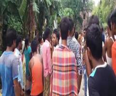 প্রধানমন্ত্রী আবাস যোজনায় বাড়ি পাইয়ে দেওয়ার নাম করে গ্রামবাসীদের কাছ থেকে কাটমানি নেওয়ার অভিযোগ, সাঁইথিয়ায় তৃণমূল পঞ্চায়েত সদস্যের বাড়ি ঘিরে বিক্ষোভ