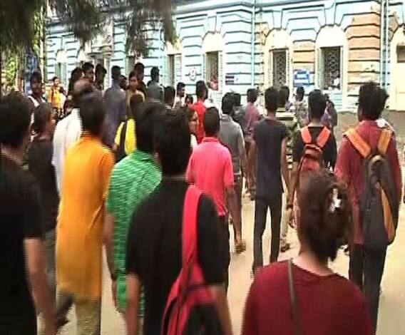 কলকাতা মেডিক্যাল কলেজ হাসপাতালে বিক্ষোভের মুখে নির্মল মাজি