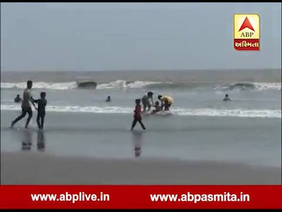 નવસારી: જિલ્લા કલેક્ટર દ્વારા દરિયા કિનારે જવાની મનાઈ છતાં લોકો ન્હાવા પડ્યા, જુઓ વીડિયો 