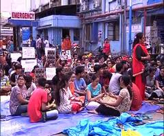 এনআরএসের মেন গেটে তালা আন্দোলনকারীদের, কর্মবিরতিতে জুনিয়র চিকিৎসকরা