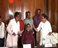 বিধানসভাতেও শপথে স্লোগান-বিতর্ক, শপথের পর ‘জয় শ্রীরাম’ স্লোগান বিজেপি বিধায়ক জোয়েল মুর্মুর, পাল্টা ‘জয় হিন্দ’ স্লোগান তৃণমূল বিধায়ক ইদ্রিশ আলির