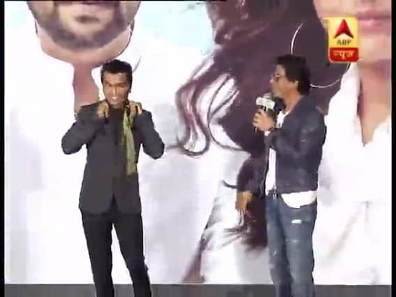 जब शाहरुख खान ने सरेआम उतरवाई फैशन डिजाइनर दोस्त की टाई!