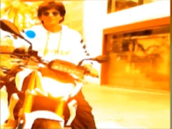 शाहरुख खान ने बिना हेलमेट के चालाई बाइक, तो सचिन तेंदुलकर ने कुछ तरह से लगाई क्लास