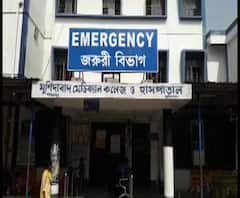 বহরমপুর মেডিক্যাল কলেজেও আউটডোর পরিষেবা বন্ধ, তবে জুনিয়র ডাক্তাররা রোগী দেখছেন এমার্জেন্সির সামনে