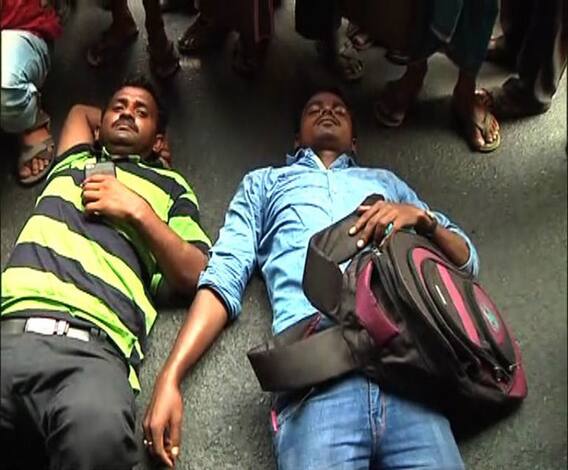 এসএসকেএমের আউটডোরে কর্মবিরতি, বন্ধ ইমার্জান্সির গেট, পুলিশকে ঘিরে বিক্ষোভ-বচসা রোগীর আত্মীয়দের, প্রতিবাদে রাস্তা অবরোধ