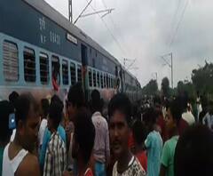 ট্র্যাক্টরকে সজোরে ধাক্কা শিয়ালদাগামী লালগোলা ট্রেনের, আহত ৪, বিক্ষোভ স্থানীয়দের 