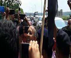 জলপাইগুড়ির গজলডোবায় হেলিপ্যাডের জমি নিয়ে জটিলতা অব্যাহত, পর্যটনমন্ত্রীকে কালো পতাকা 