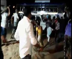 দুর্গাপুরের নিশানহাটে বাইক নিয়ে বিবাদের জেরে দুই পাড়ার সংঘর্ষ, পুলিশ ফাঁড়িতে ইটবৃষ্টি, বোমাবাজি, পাল্টা পুলিশের লাঠিচার্জ-কাঁদানে গ্যাস, তৃণমূল ও বিজেপির চাপানউতোর