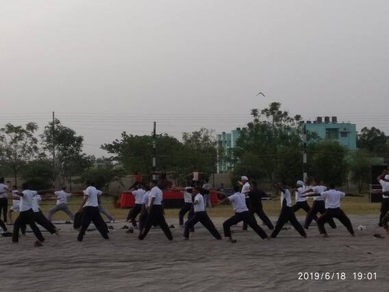 ગાંધીનગર મિલિટ્રી કેમ્પમાં જવાનો સાથે યુવક-યુવતીઓએ કર્યા યોગા, જુઓ વીડિયો