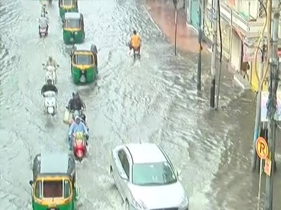 વડોદરામાં ધોધમાર વરસાદથી અનેક વિસ્તારોમાં ભરાયા પાણી, માંડવી-રાવપુરા મુખ્ય રસ્તા પર ભરાયા પાણી, જુઓ વીડિયો 