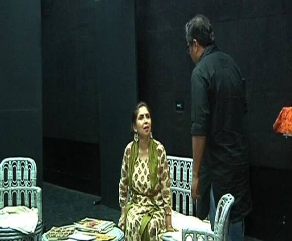 Debshankar Haldar and Chaiti Ghoshal were found at the reharsal of theatre 'Khelaghar' directed by Biplab Banerjee ক্যামেরার সামনে একাধিকবার ফ্রেম শেয়ার করেছেন, এবার নাটকের মঞ্চে জুটি বাঁধলেন দেবশঙ্কর হালদার এবং চৈতি ঘোষাল, বিপ্লব বন্দ্যোপাধ্যায় নির্দেশিত নাটক ‘খেলাঘর’-এর মহড়ায় পাওয়া গেল দু’জনকে