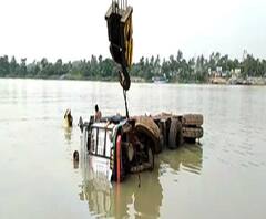 শান্তিপুরের নৃসিংহপুর ঘাটে নদী পার হওয়ার সময় বার্জ থেকে ভাগীরথী নদীতে পড়ে গেল পণ্যবাহী লরি