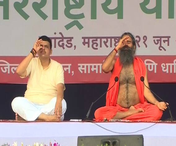 Yoga Day 2019 | रामदेव बाबांच्या मार्गदर्शनाखाली शेकडोंची योगासनं, मुख्यमंत्र्यांचाही सहभाग | नांदेड | ABP Majha 