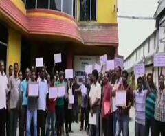 পৈলানে কারখানা চালু করার দাবিতে শ্রমিকদের বিক্ষোভ