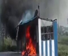 পুলিশের বিরুদ্ধে তোলাবাজির অভিযোগে হুগলীতে পুলিশ কিয়স্ক ভাঙচুর, আগুন, ইটবৃষ্টি করল ট্রাক ও লরিচালকরা