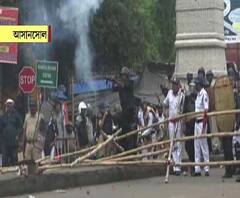 উত্তপ্ত আসানসোল, ভারতীয় যুব মোর্চার মিছিলে উত্তেজনা, ব্যারিকেড ভেঙে এগনোর চেষ্টা, মিছিল থামাতে কাঁদানে গ্যাস ছোড়ে পুলিশ