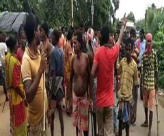 বীরভূমের পাড়ুই থানার হাটইকরা গ্রামে উত্তেজনা,গ্রামে তৃণমূলের বাইক বাহিনীর হামলার অভিযোগ,হাতে লাঠি-বাঁস নিয়ে রাস্তায় বিজেপি সমর্থকরা